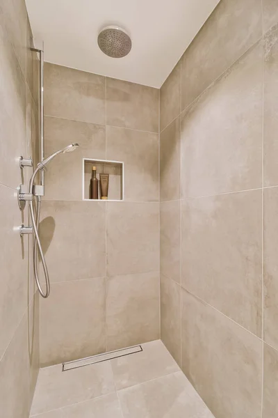 Chuveiro moderno em uma casa de banho — Fotografia de Stock