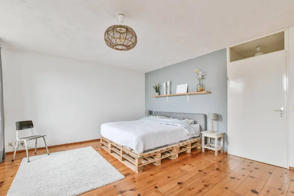 Спальня с мебелью минималистского стиля — стоковое фото
