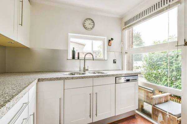 Çağdaş aletli mutfak.