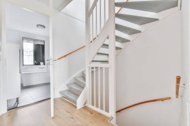 Büyük beyaz merdiven koridoru.