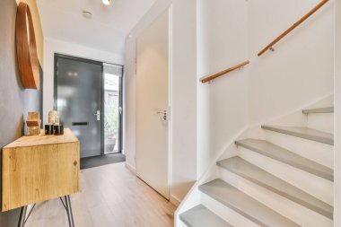 Büyük beyaz merdiven koridoru.