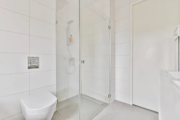 Luksusowa łazienka z białymi płytkami — Zdjęcie stockowe