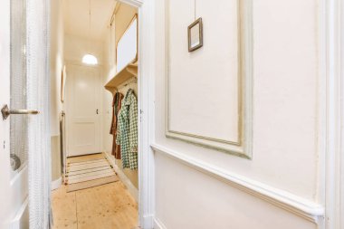 Koridor ve elbise askıları olan koridor.