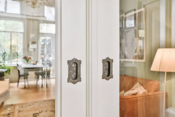 Weiße Holztür mit eisengemustertem Schlüsselloch — Stockfoto