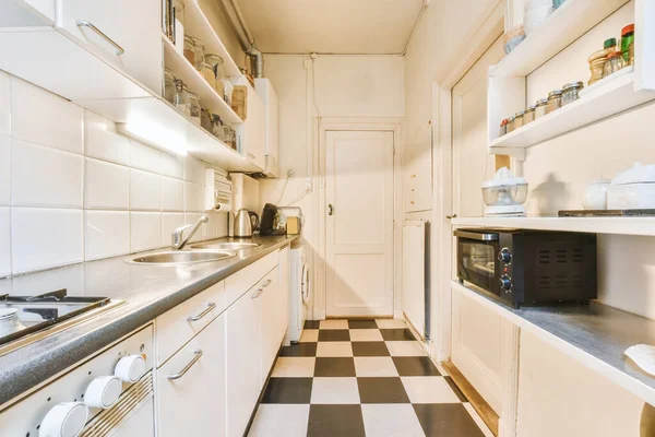 Dapur dengan lantai papan catur hitam putih — Stok Foto