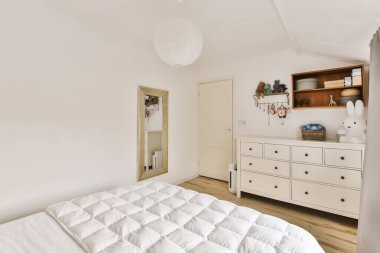 Yumuşak yatak örtüsü olan enfes küçük yatak odası.