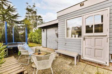 Hasır beyaz sandalyeli nefis bir avlu.