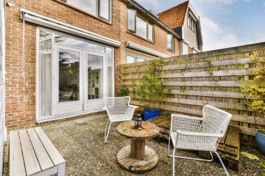 Hasır beyaz sandalyeli nefis bir avlu.