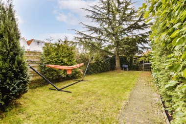 Güzel döşenmiş yolları olan muhteşem bir avlu.