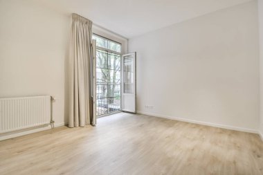 Kapısı olan boş bir oda