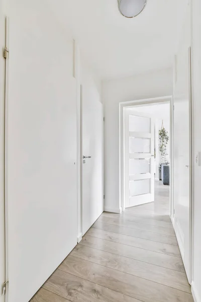 Wspaniały długi korytarz świetlny z otwartymi drzwiami — Zdjęcie stockowe