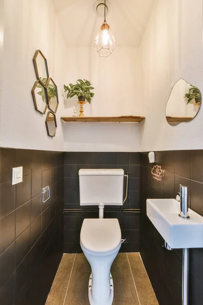 Wspaniała ciemna łazienka z designerskimi lustrami — Zdjęcie stockowe