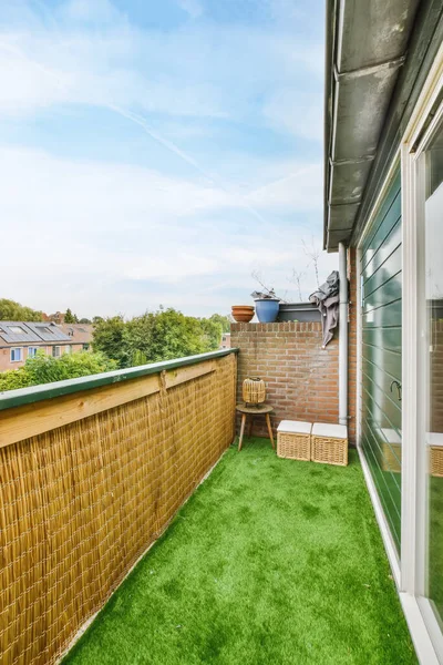 Wspaniały balkon z zieloną sztuczną trawą — Zdjęcie stockowe