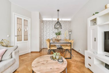 Sağlam bir masası olan inanılmaz bir yemek alanı.