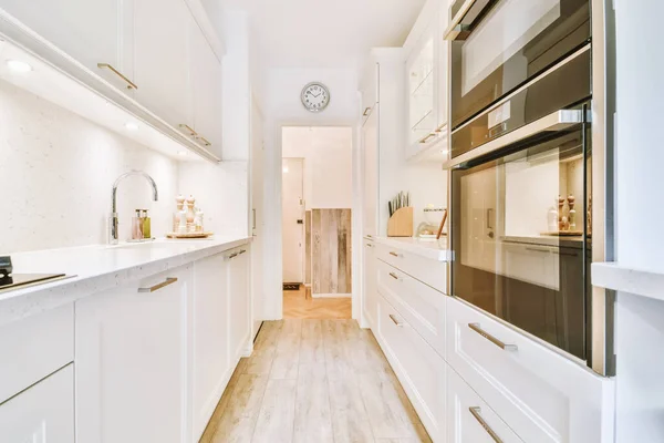 Longa cozinha estreita com unidades de cozinha — Fotografia de Stock