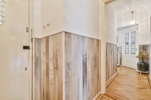 Delicioso design de corredor com contorno de madeira — Fotografia de Stock