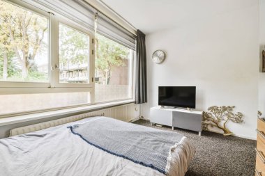 Yumuşak yataklı rahat bir yatak odası.