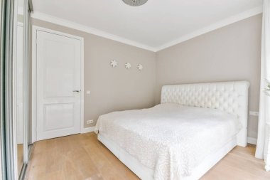 Yumuşak bir battaniyeyle kaplı yatak