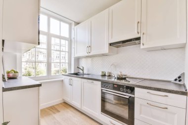 Modern dikdörtgen mutfak.