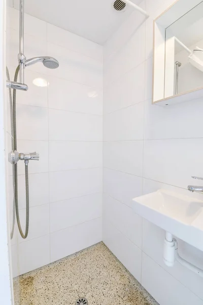 Elegante banheiro com azulejos brancos nas paredes — Fotografia de Stock