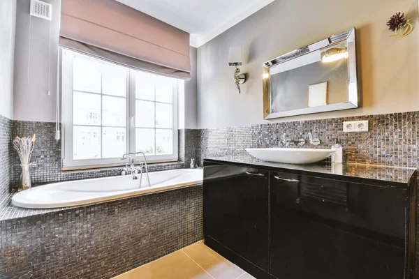 Stilvolles Badezimmer mit kleinen Mosaikfliesen — Stockfoto