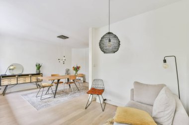 Küçük gri kanepeli muhteşem bir oturma odası.