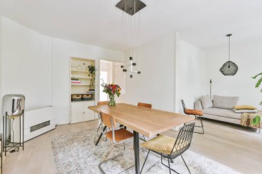 İlginç bir avizesi olan nefis bir yemek odası.