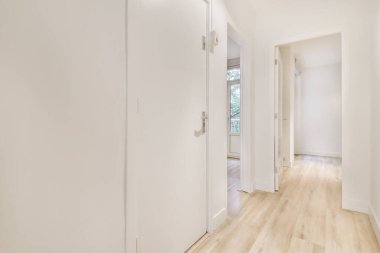 Güzel döşenmiş parkesi olan geniş bir odanın içi.