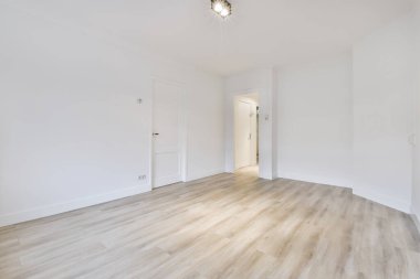 Güzel döşenmiş parkesi olan geniş bir odanın içi.