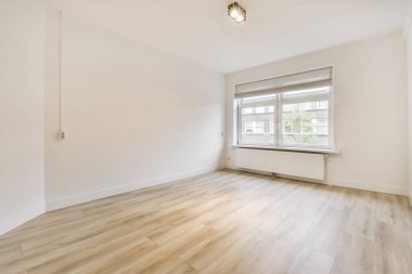 Penceresi ve parke zeminli boş oda