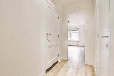 Güzel döşenmiş parkesi olan geniş bir odanın içi.