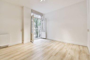 Penceresi ve parke zeminli boş oda