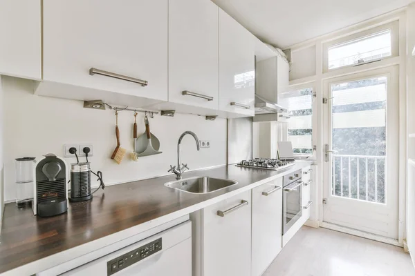Ahşap atölyeli üstün mutfak tasarımı — Stok fotoğraf