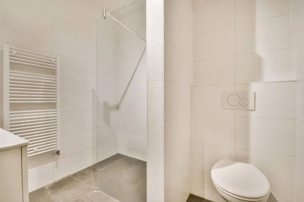 유리 샤워실 이 있는 욕실 — 스톡 사진