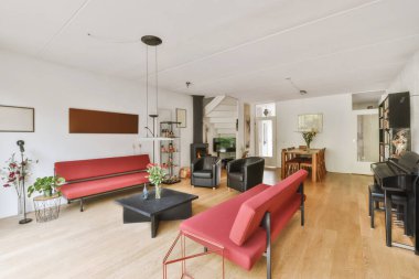 Kırmızı kanepeli şık bir oturma odası.