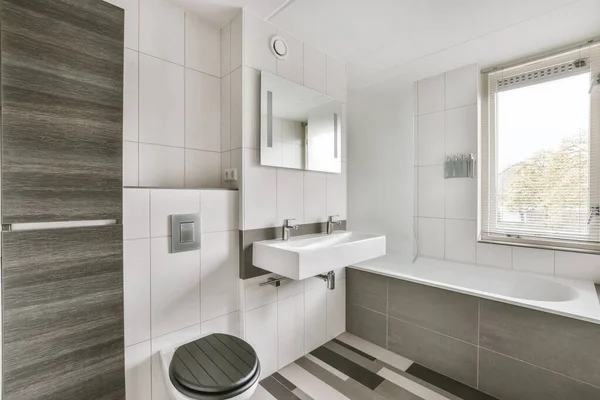 Роскошная ванная комната в серых и белых тонах — стоковое фото