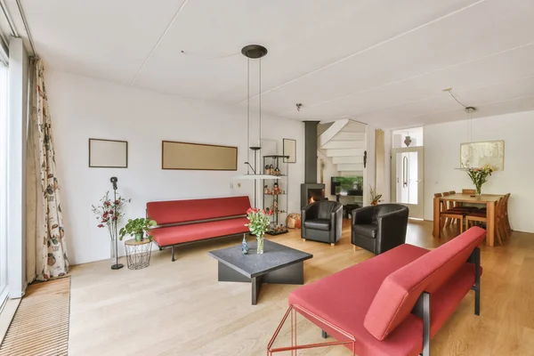 Chic σαλόνι με κόκκινο καναπέδες — Φωτογραφία Αρχείου