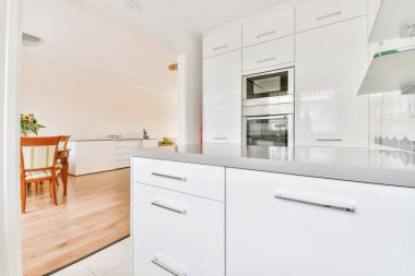 Işıl ışıl, rahat mutfak masası var.