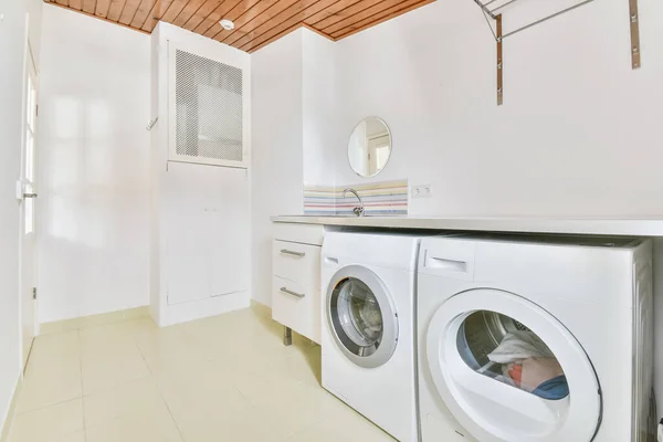 Large laundry room with washer and dryer — 图库照片