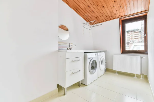 Large laundry room with washer and dryer — 图库照片