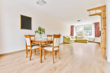 Yarı dairesel ahşap masalı yemek salonu.