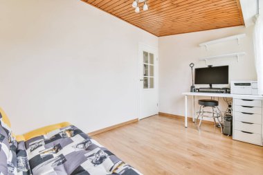 Sarı-siyah kanepeli rahat bir oda.