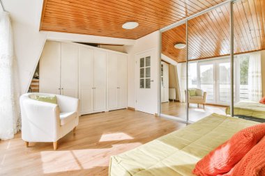 Ahşap tavanlı çok parlak bir oda.