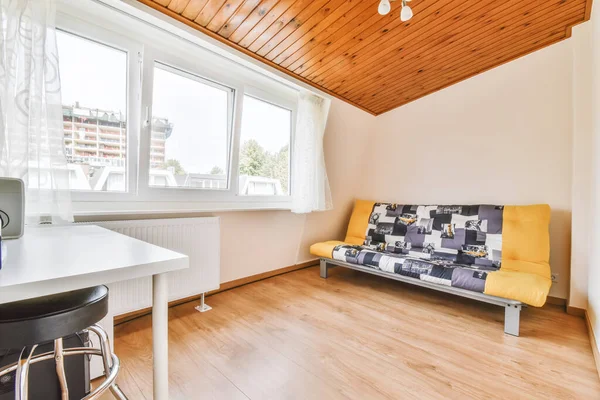 Sarı-siyah kanepeli rahat bir oda.