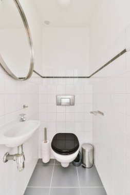 Sallanan tuvaleti olan güzel bir tuvalet.