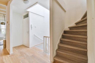 Açık parke zeminli güzel merdivenler.