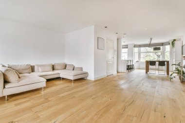 Geniş bej kanepeli bir yaşam alanı.