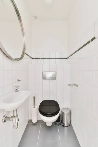 Bagno incantevole con servizi igienici appesi — Foto Stock