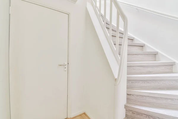 Schöne Treppe mit hellem Parkettboden — Stockfoto