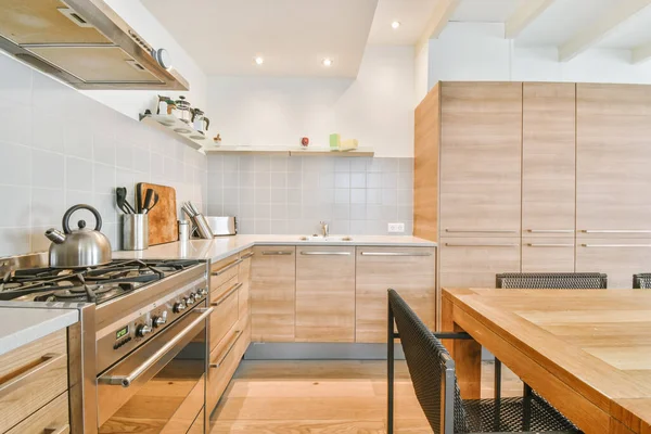 Katı ahşap bir masası olan harika bir yemek odası.